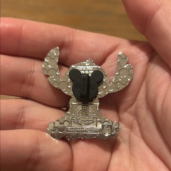 Disney x Stitch Pin - Picture 3 of 8